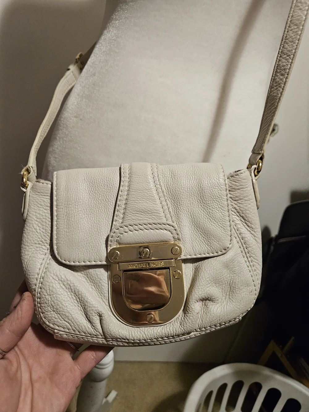Michael Kors Ivory Leather Crossbody Bag with Gold Hardware - Picture 3 of 8